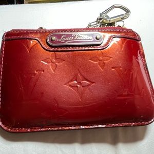 LOUIS VUITTON
Pomme D'Amour Monogram Vernis Pochette Cles Key And Change Holder
